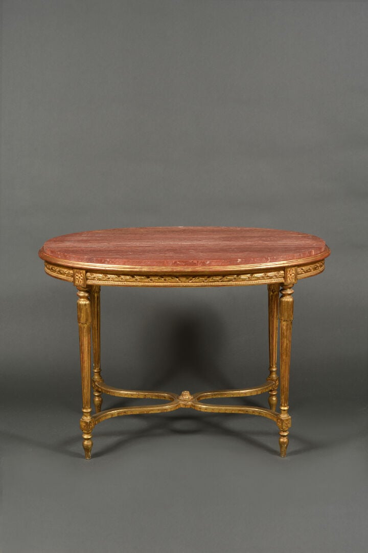 Table de milieu en bois doré et sculpté, la ceinture à décor de frises de ruban…