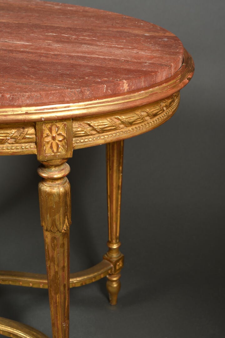 Table de milieu en bois doré et sculpté, la ceinture à décor de frises de ruban…