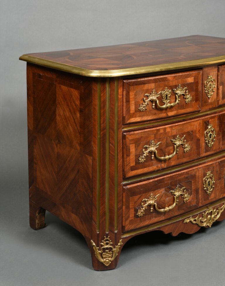 Commode en bois de placage à décor marqueté de motifs géométriques polylobés et…