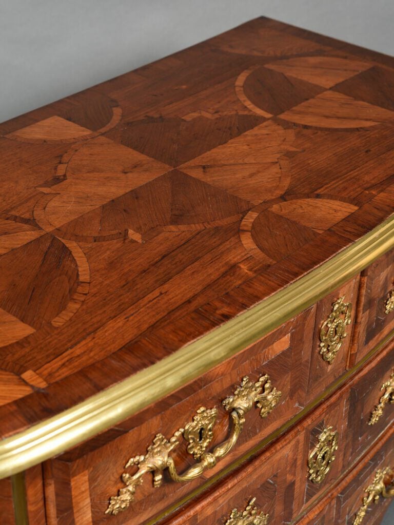 Commode en bois de placage à décor marqueté de motifs géométriques polylobés et…