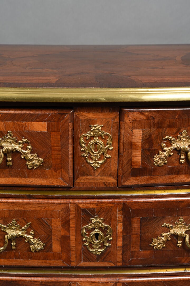 Commode en bois de placage à décor marqueté de motifs géométriques polylobés et…