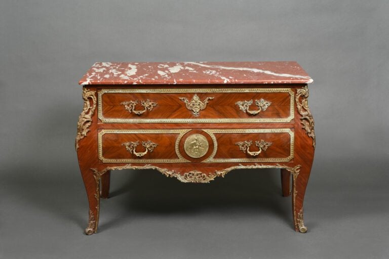 Commode sauteuse en bois de placage marqueté en feuilles à façade galbée ouvran…