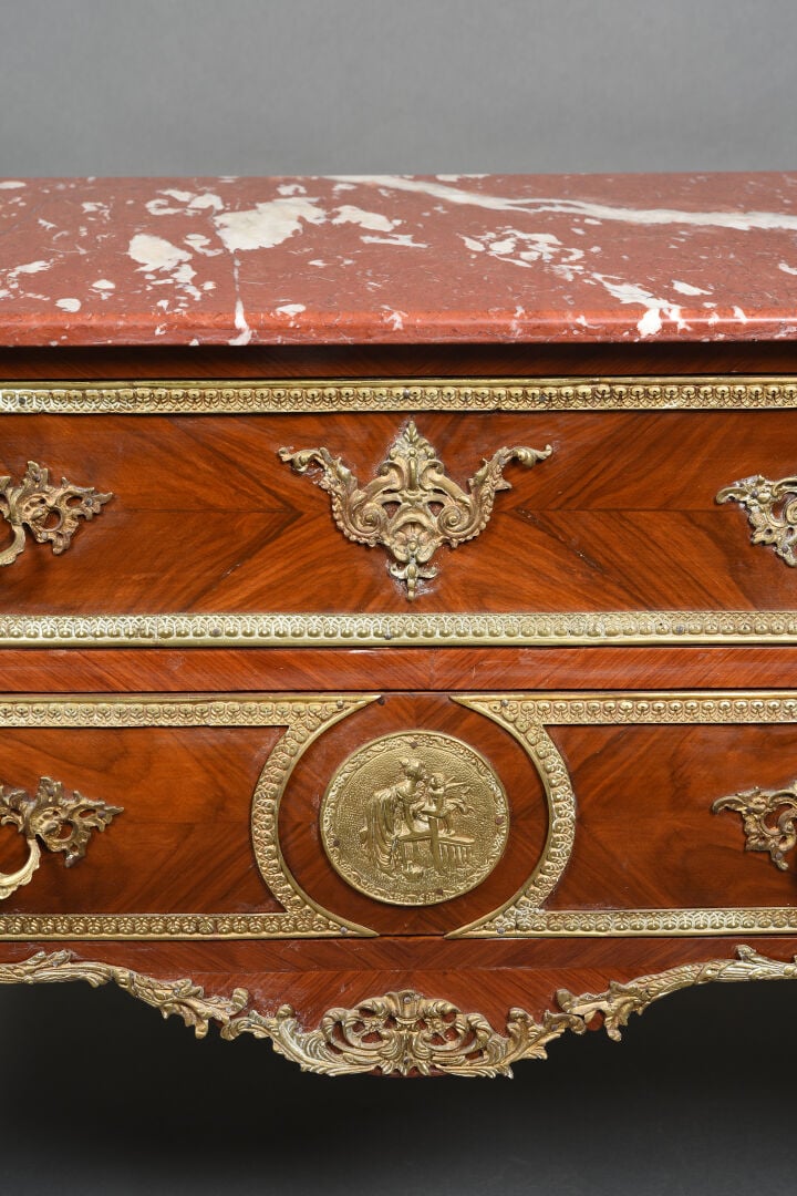 Commode sauteuse en bois de placage marqueté en feuilles à façade galbée ouvran…