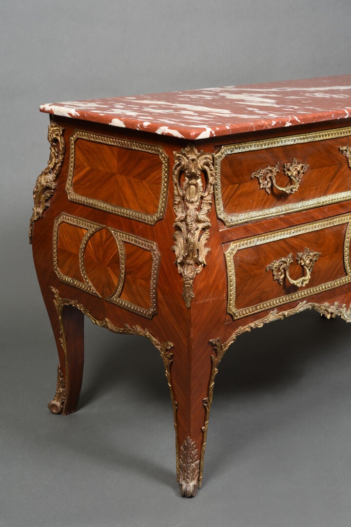 Commode sauteuse en bois de placage marqueté en feuilles à façade galbée ouvran…