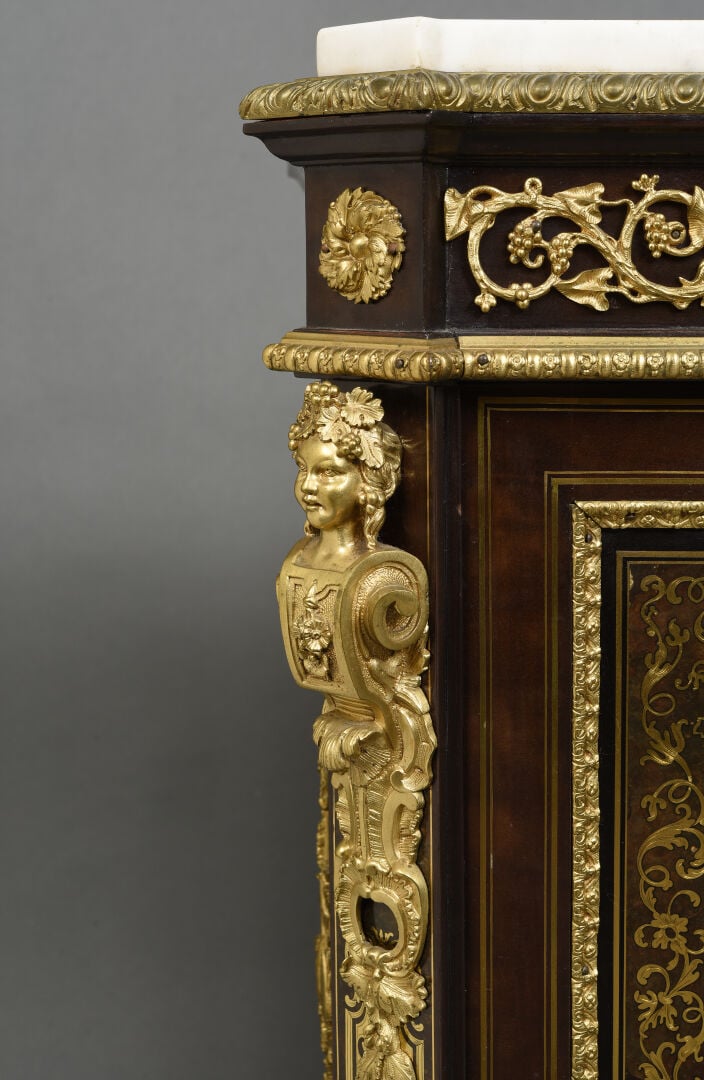 Meuble d'entre-deux en bois noirci à décor de marqueterie en laiton dans le goû…