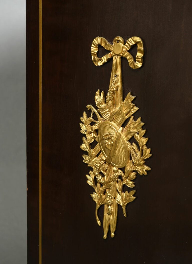 Meuble d'entre-deux en bois noirci à décor de marqueterie en laiton dans le goû…