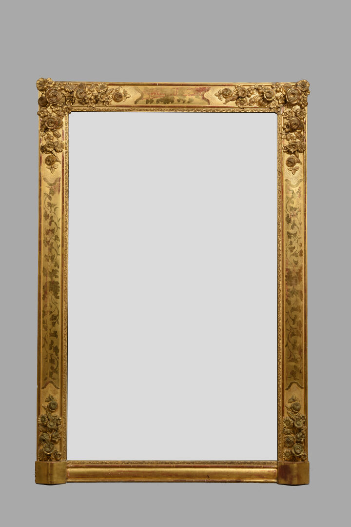 Important miroir trumeau en bois et stuc doré à décor partiellement amati de fr…
