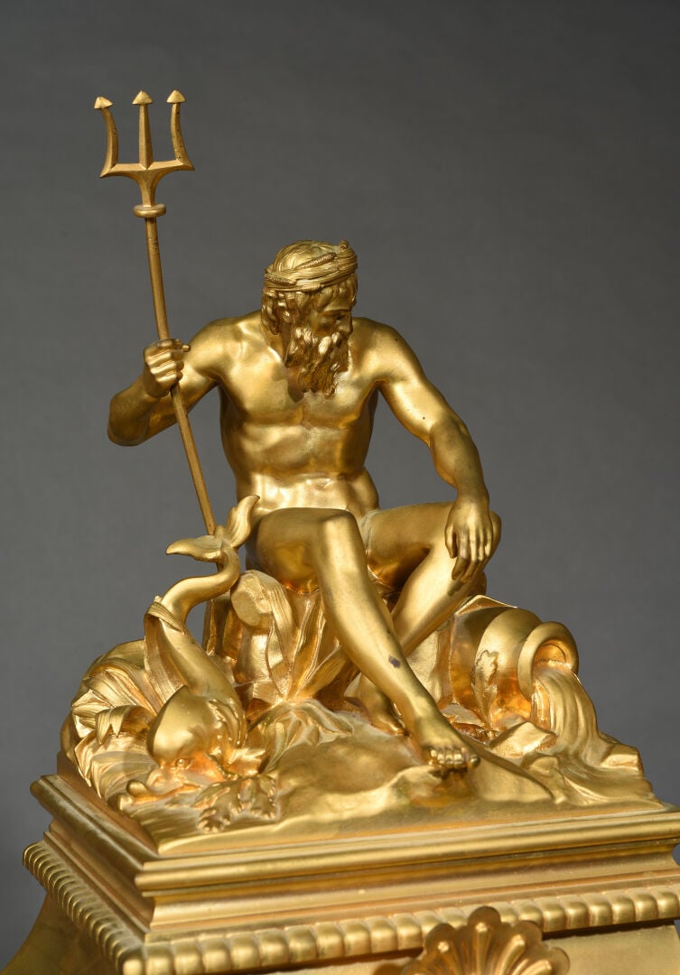 Important cartel en bronze ciselé et doré, surmonté d'une figure allégorique re…