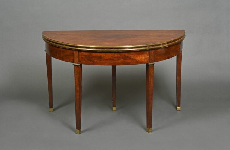 Table à jeux de forme demi-lune en acajou et placage d'acajou flammé à plateau…