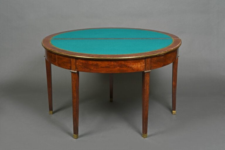 Table à jeux de forme demi-lune en acajou et placage d'acajou flammé à plateau…