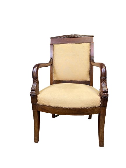 Paire de fauteuils et une bergère en acajou mouluré, à dossier droit légèrement…