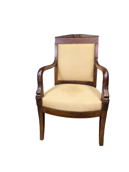Paire de fauteuils et une bergère en acajou mouluré, à dossier droit légèrement…