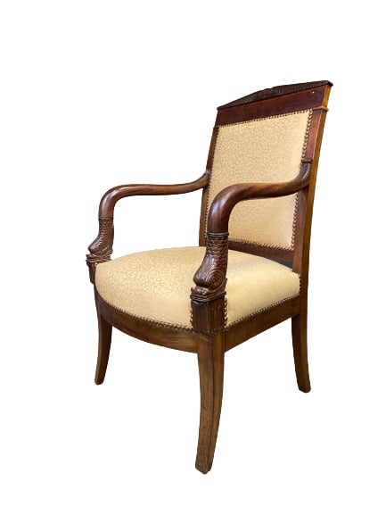 Paire de fauteuils et une bergère en acajou mouluré, à dossier droit légèrement…