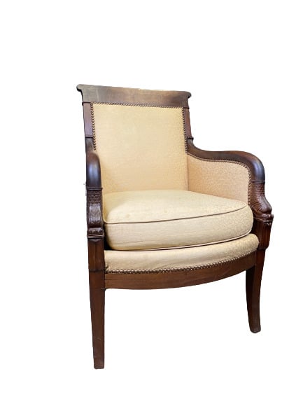 Paire de fauteuils et une bergère en acajou mouluré, à dossier droit légèrement…