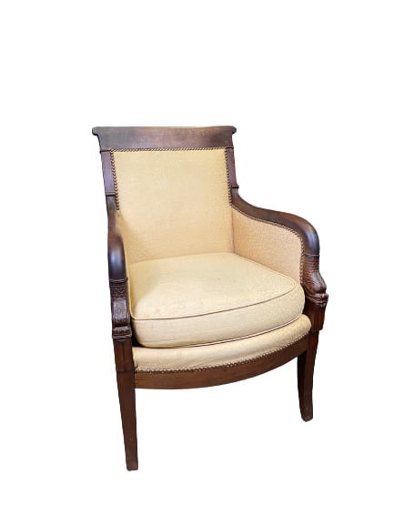 Paire de fauteuils et une bergère en acajou mouluré, à dossier droit légèrement…