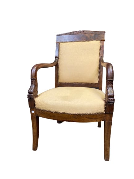 Paire de fauteuils et une bergère en acajou mouluré, à dossier droit légèrement…