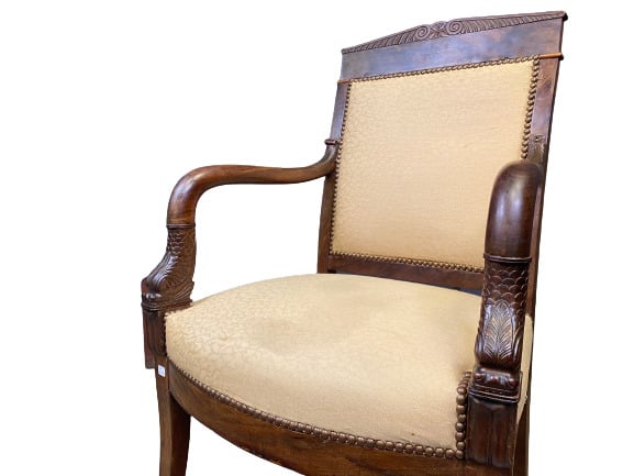 Paire de fauteuils et une bergère en acajou mouluré, à dossier droit légèrement…