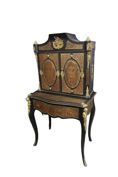 Bonheur du jour en bois noirci et laiton en marqueterie dans le goût de Boulle…