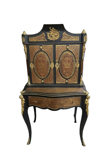 Bonheur du jour en bois noirci et laiton en marqueterie dans le goût de Boulle…