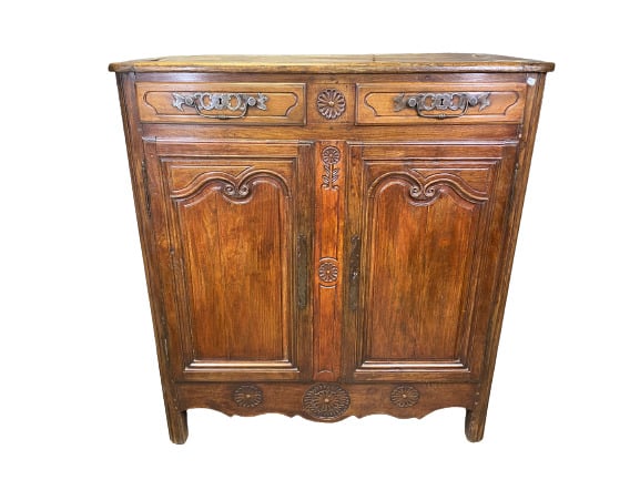Buffet en bois mouluré et sculpté ouvrant en façade à deux portes surmontées de…