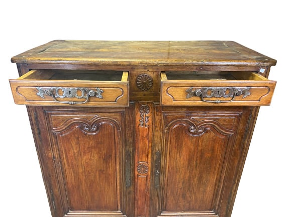 Buffet en bois mouluré et sculpté ouvrant en façade à deux portes surmontées de…