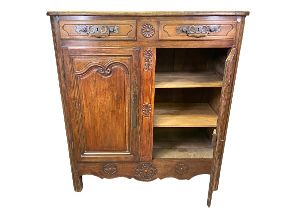 Buffet en bois mouluré et sculpté ouvrant en façade à deux portes surmontées de…