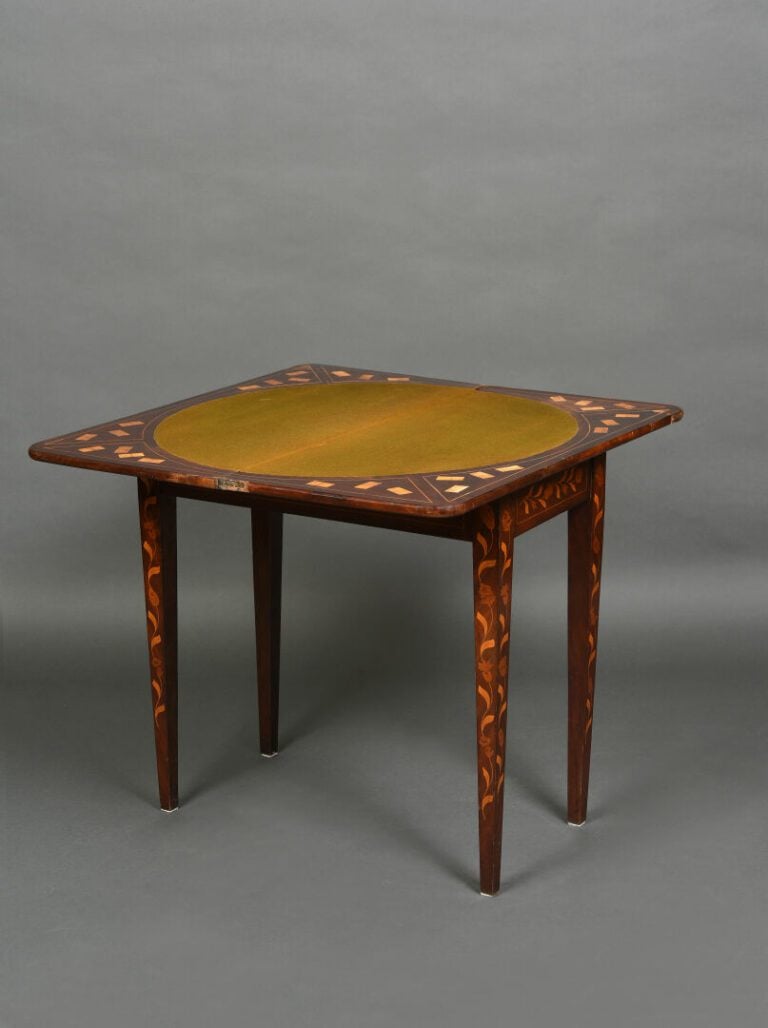 Table à jeux en bois de placage à décor d'une marqueterie de frises feuillagées…