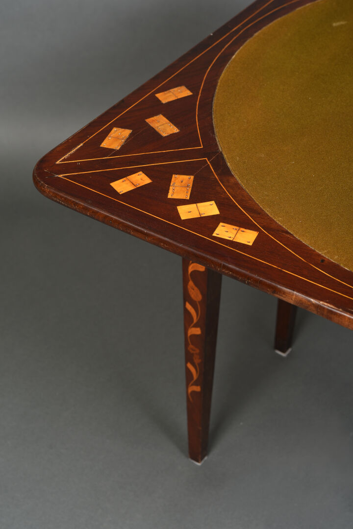 Table à jeux en bois de placage à décor d'une marqueterie de frises feuillagées…