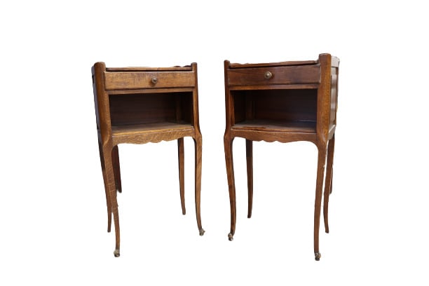 Paire de tables de chevet en bois naturel ouvrant à un tiroir et à un encas de…