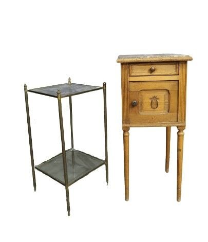 Paire de tables de chevet en bois naturel ouvrant à un tiroir et à un encas de…