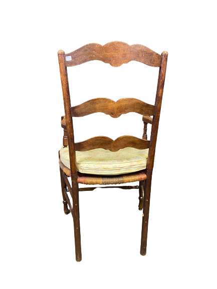 Suite de quatre fauteuils en noyer à assise paillée - Provence, XIXe siècle - (…