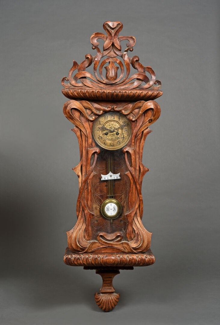 Travail Art Nouveau - Pendule de table en bois mouluré sculpté, cadran numérair…