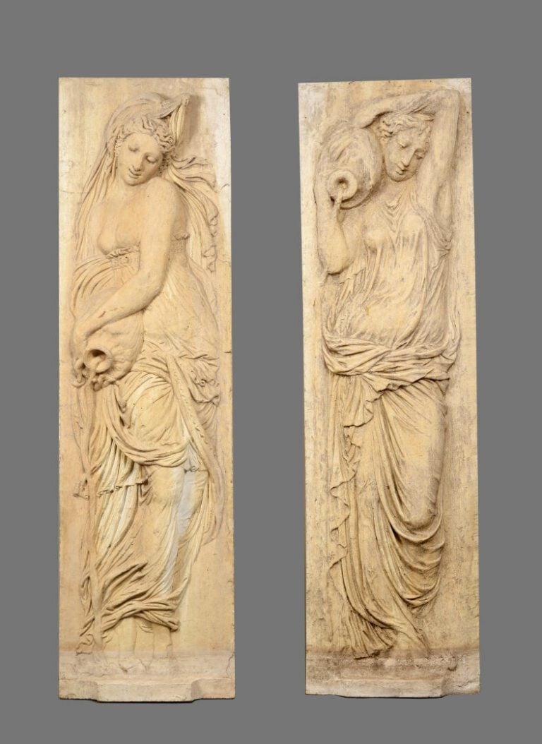 TRAVAIL FRANÇAIS 1940 - Importante paire de bas-reliefs en stuc figurant deux f…