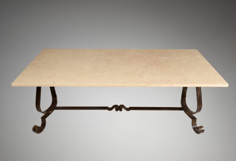 TRAVAIL FRANÇAIS 1940 - Table de salle à manger à plateau rectangulaire en marb…
