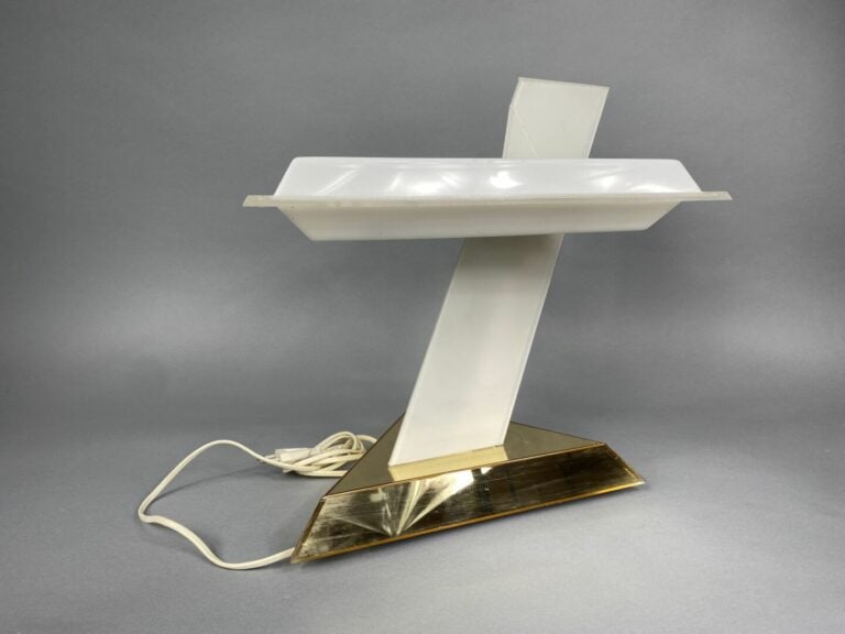 Nina RICCI, Travail moderne - Lampe en méthacrylate et métal doré - H : 45 cm…