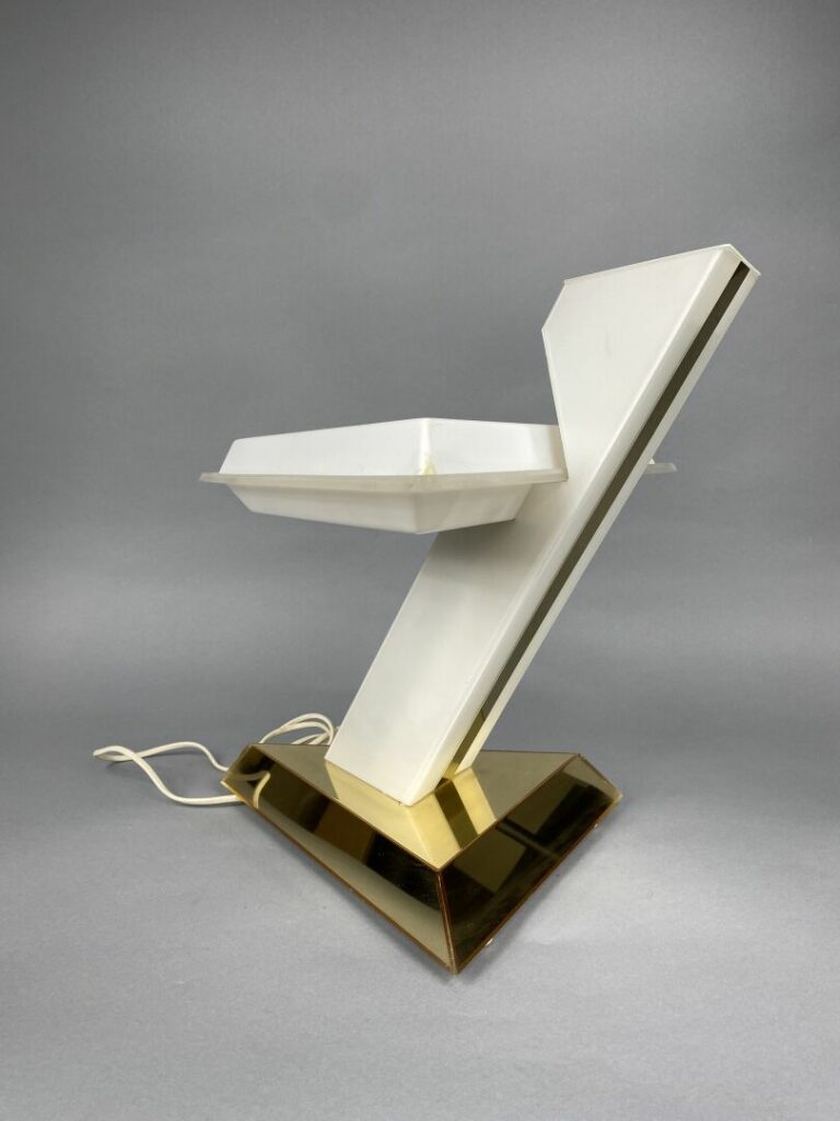 Nina RICCI, Travail moderne - Lampe en méthacrylate et métal doré - H : 45 cm…