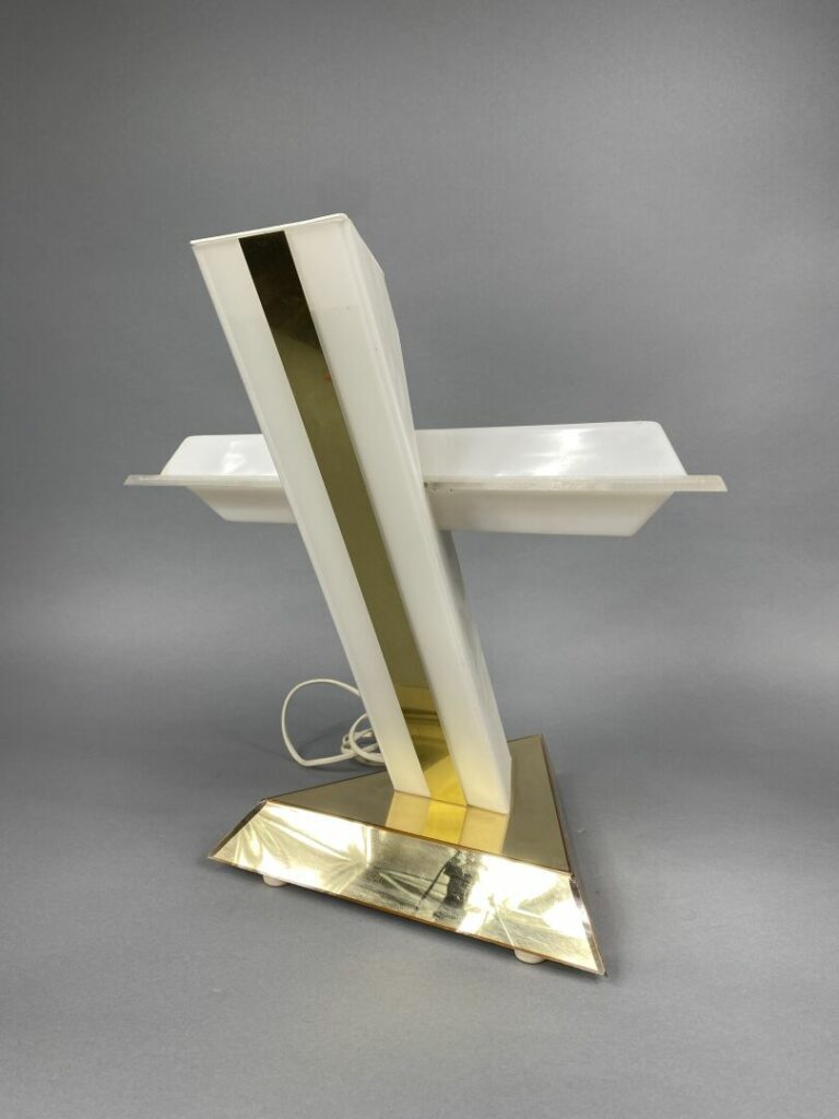 Nina RICCI, Travail moderne - Lampe en méthacrylate et métal doré - H : 45 cm…