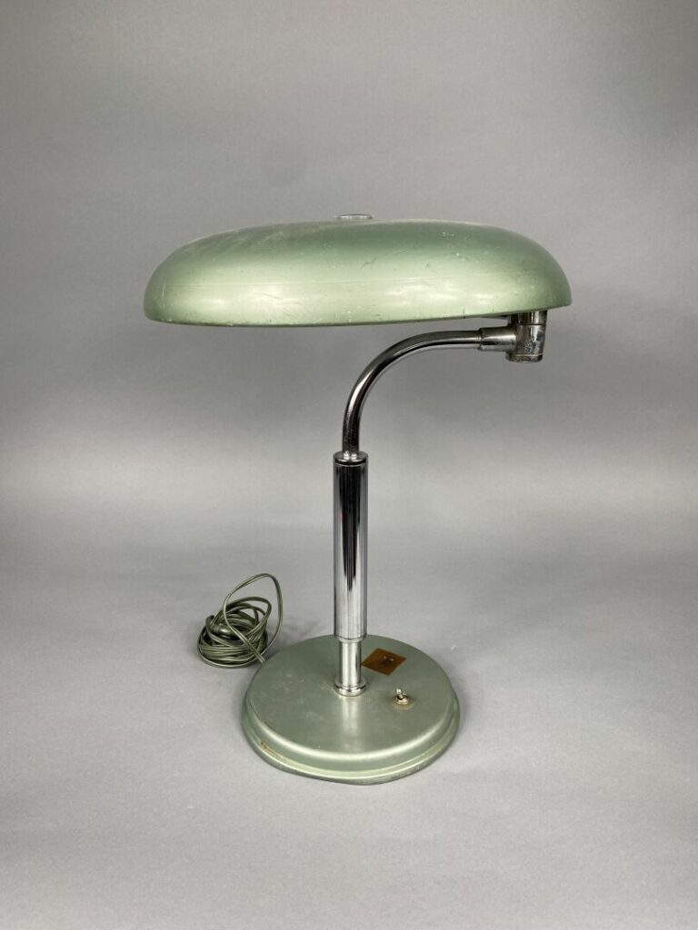 Travail industriel des années 1950 - Lampe de bureau en métal laqué vert et chr…