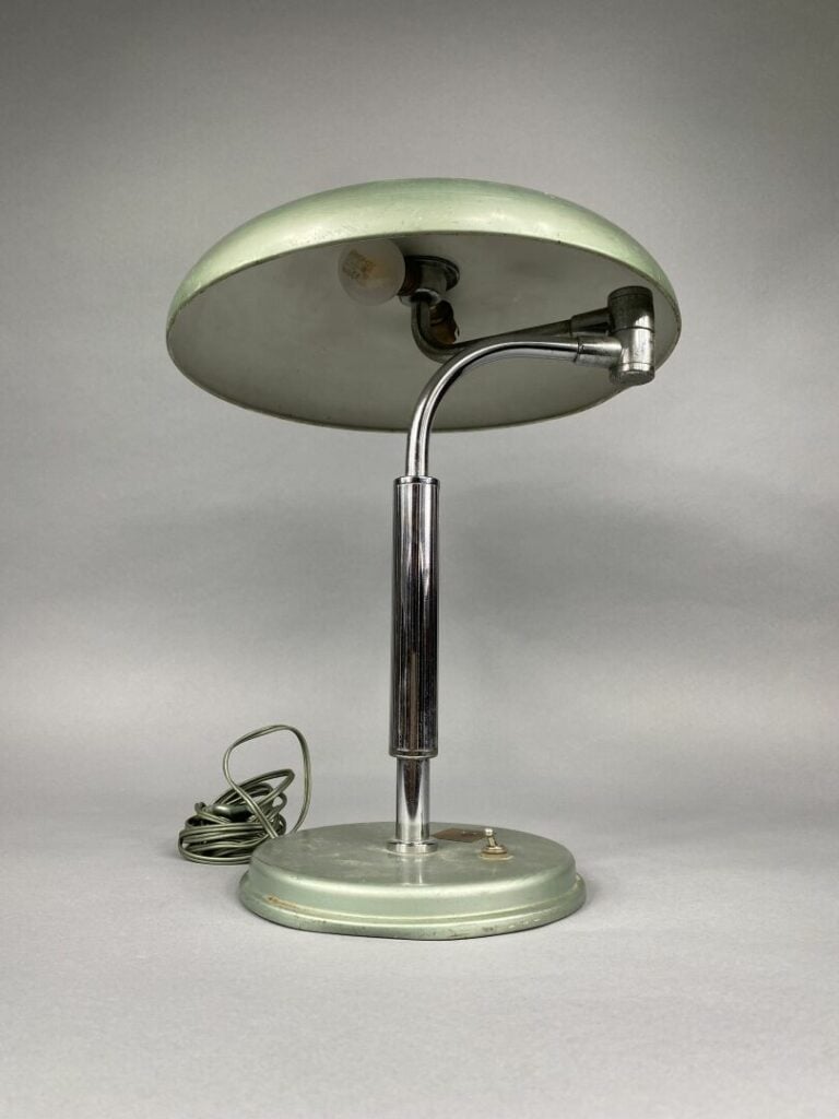 Travail industriel des années 1950 - Lampe de bureau en métal laqué vert et chr…