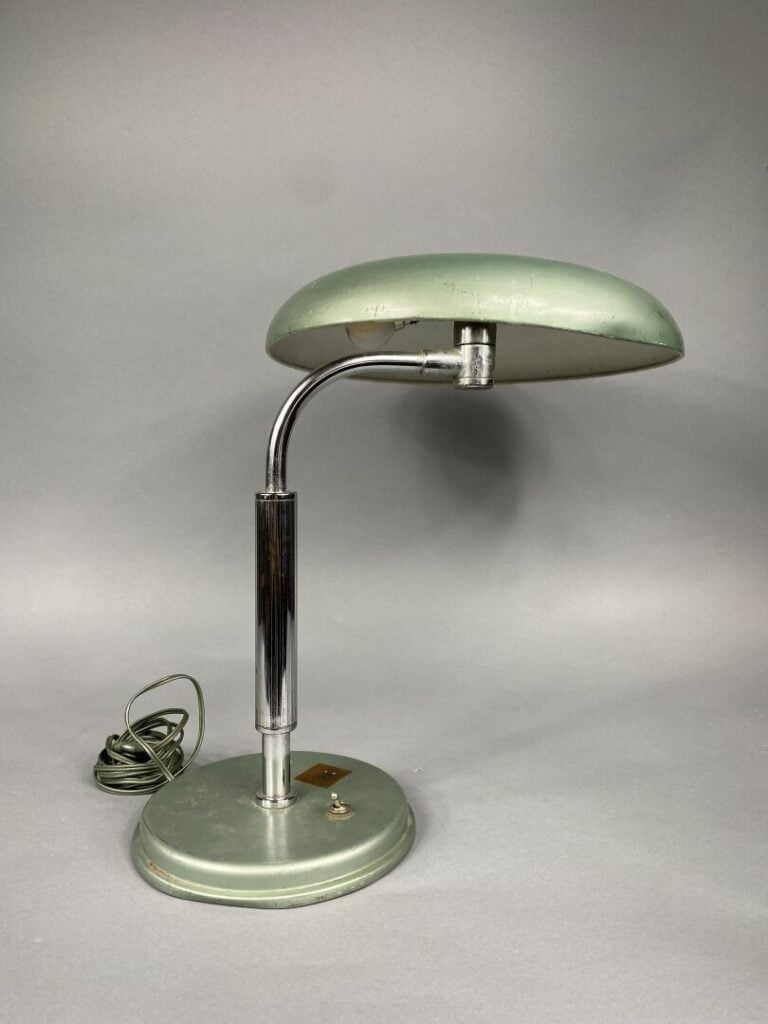 Travail industriel des années 1950 - Lampe de bureau en métal laqué vert et chr…