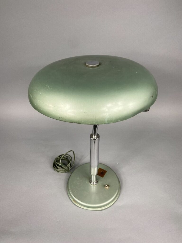 Travail industriel des années 1950 - Lampe de bureau en métal laqué vert et chr…