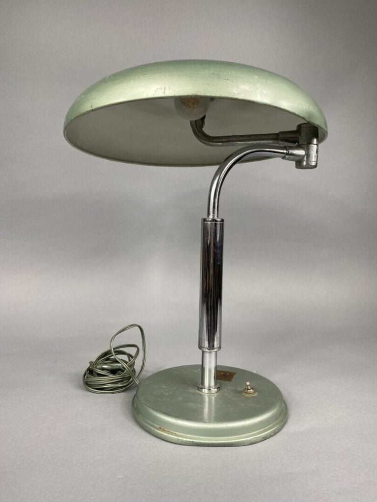 Travail industriel des années 1950 - Lampe de bureau en métal laqué vert et chr…