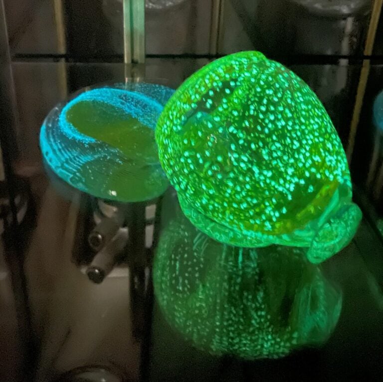 Jean Claude NOVARO (1943-2015) - Vase et coulée en verre soufflé à décor d'incl…