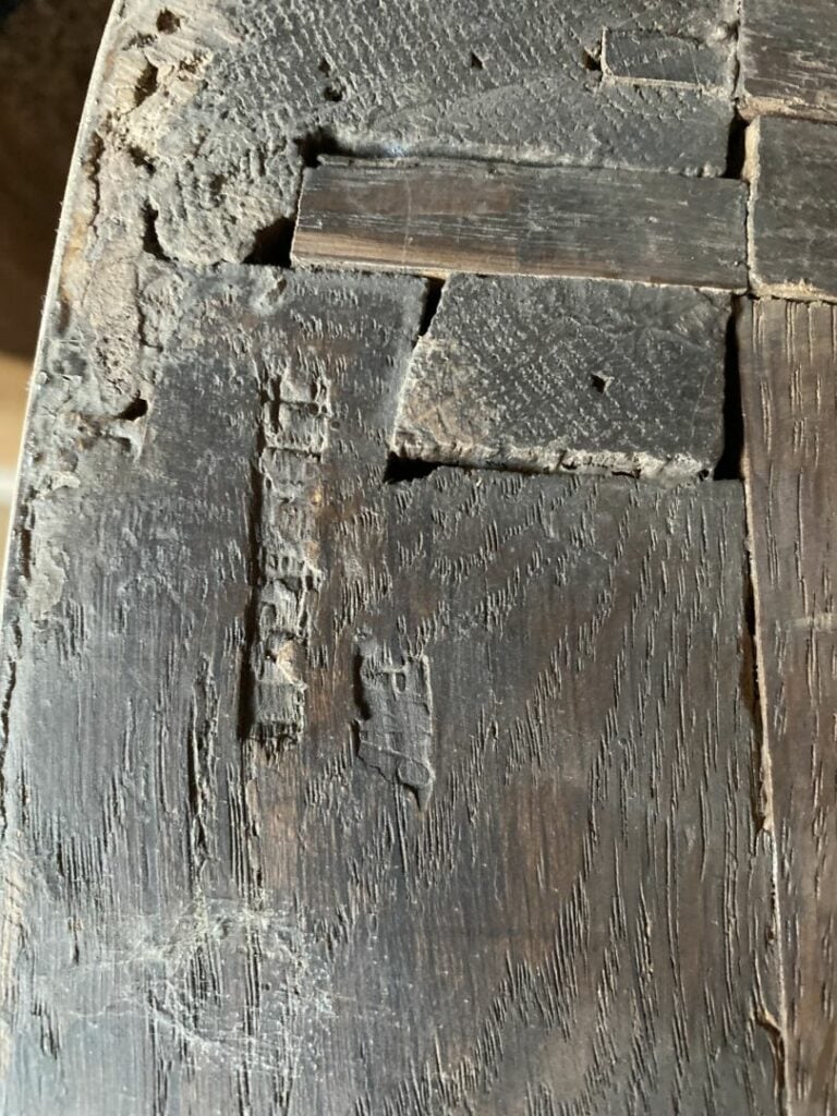 Commode à façade galbée en placage de satiné à décor en frisage et encadrement…