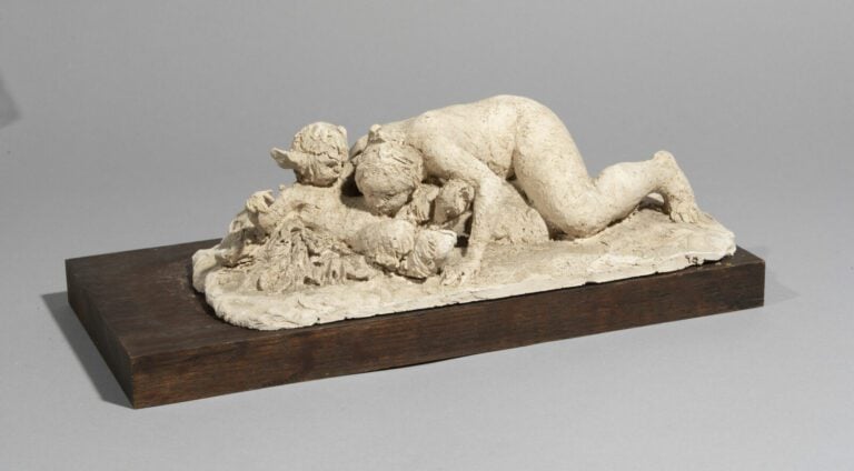 ANONYME - Scène érotique Platre, signé Usures et manques 8 x 27 x 12 cm