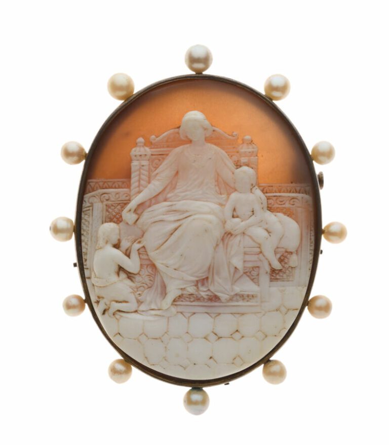 Broche orné d'un camée coquille représentant la Vierge en majesté avec le Chris…