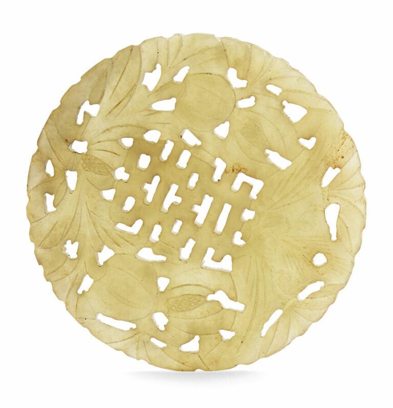 CHINE. Disque en jade à décor ajouré de motifs végétaux. XXème. Diamètre : 7.5…