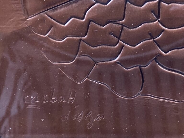 Casbah d'Alger - Plaque en cuivre à décor repoussé - Datée 2004 - 37 x 27 cm…