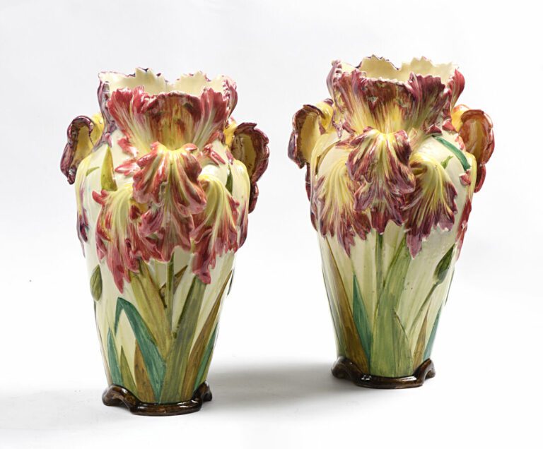 Delphin MASSIER (1836-1907). Paire de vases en faïence émaillée polychrome à dé…