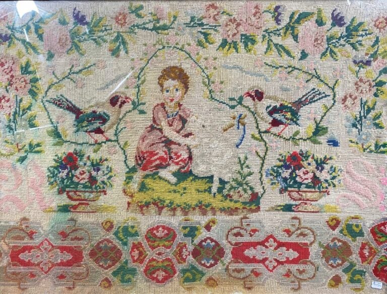 Deux broderies à décor de personnages dans un environnement floral - 56 x 59 cm…